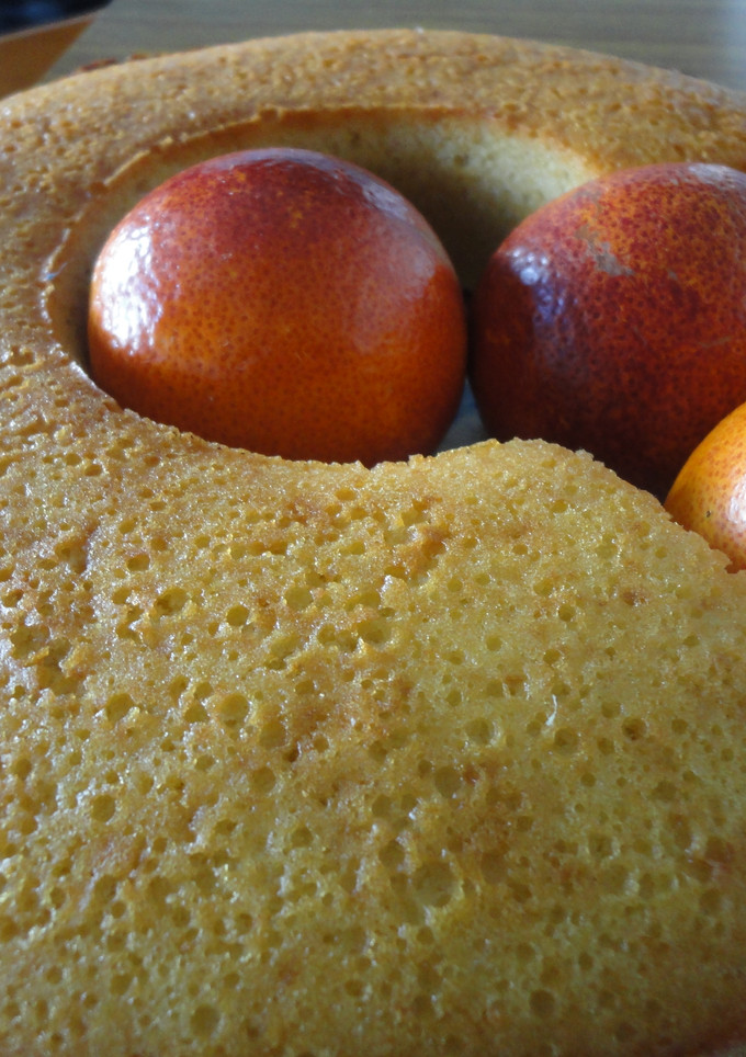Una foto de Bizcocho de claras y naranja sanguinilla