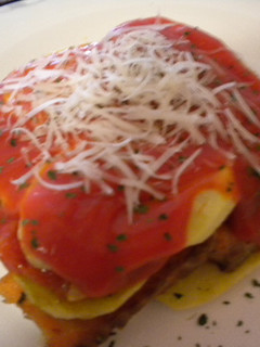 Una foto de Salmón con patatas y pimientos
