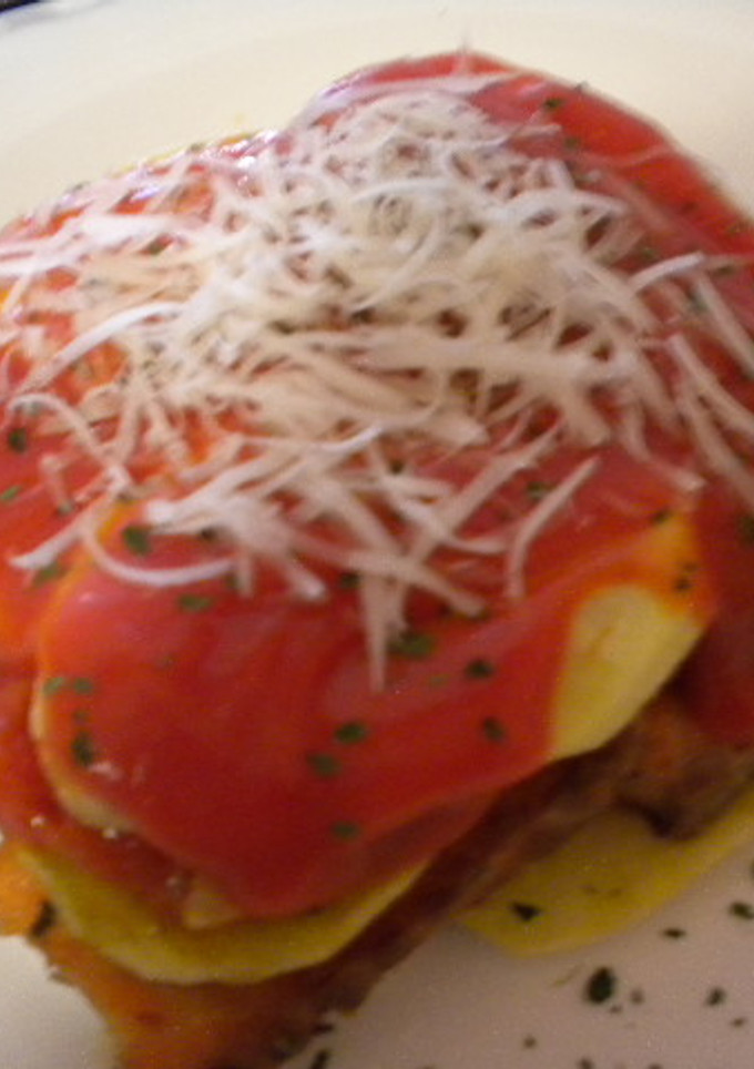 Una foto de Salmón con patatas y pimientos
