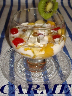 Una foto de Macedonia con crema y miel