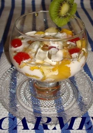 Una foto de Macedonia con crema y miel