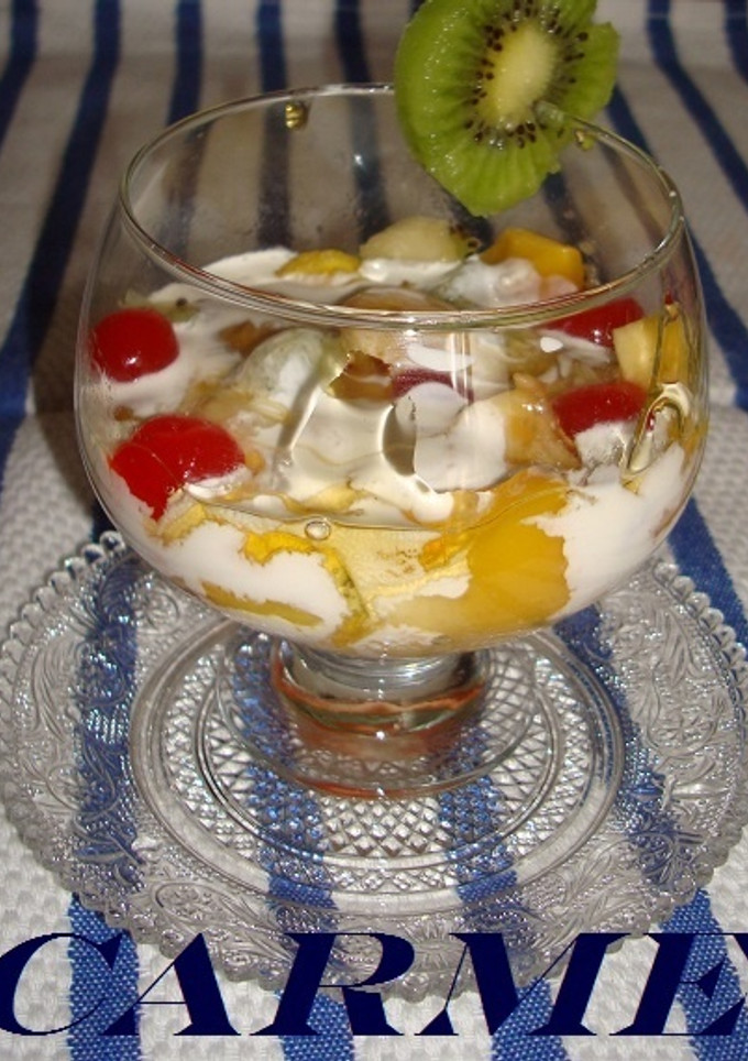 Una foto de Macedonia con crema y miel