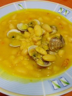 Una foto de Fabes con almejas y gambas