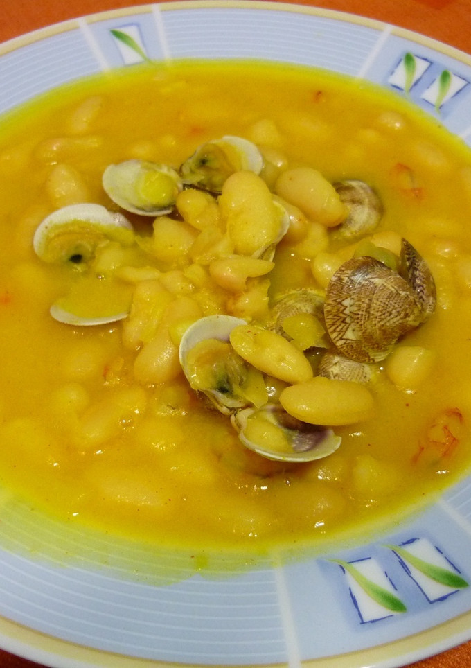Una foto de Fabes con almejas y gambas