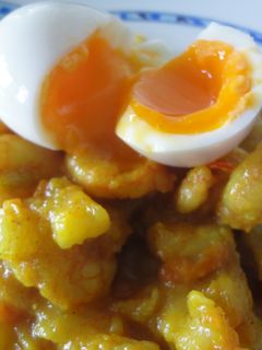 Una foto de gambas al curry acompañadas de huevos pasados por agua