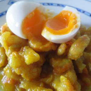 gambas al curry acompañadas de huevos pasados por agua