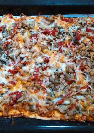 Una foto de Pizza de masa quebrada con atún