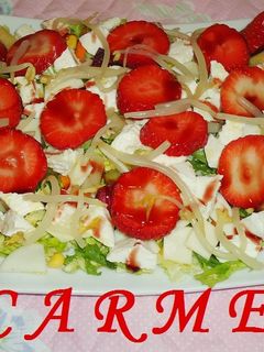 Una foto de Ensalada variada de verduras, quesos y fresas