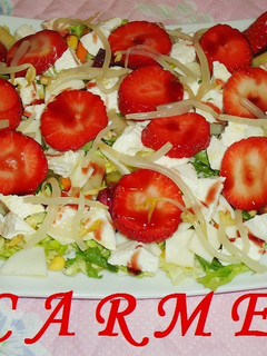 Una foto de Ensalada variada de verduras, quesos y fresas