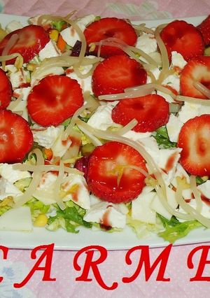 Una foto de Ensalada variada de verduras, quesos y fresas