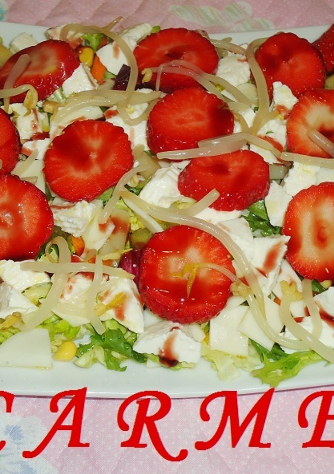 Una foto de Ensalada variada de verduras, quesos y fresas