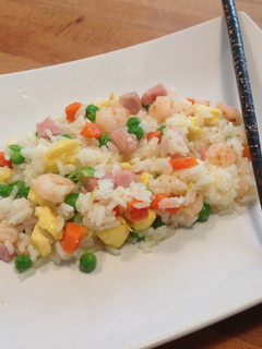 Una foto de Arroz frito tres delicias.