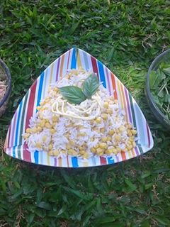 Una foto de Ensalada de choclo, atún, arroz, rúcula y mayonesa