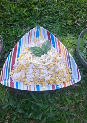 Una foto de Ensalada de choclo, atún, arroz, rúcula y mayonesa
