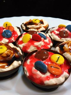 Una foto de Cuencos de chocolate con nata y lacasitos