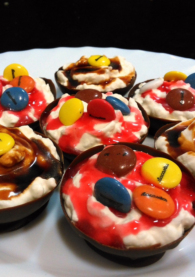 Una foto de Cuencos de chocolate con nata y lacasitos