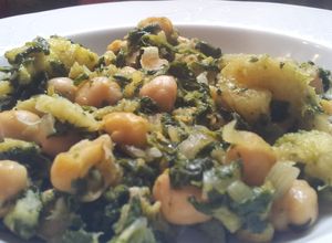 Una foto de Garbanzos con espinacas y bacalao para Cuaresma