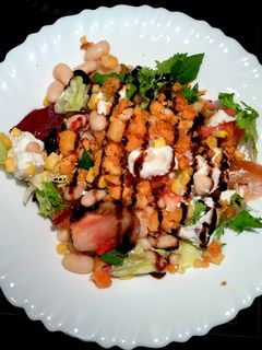 Una foto de Ensalada de alubias y migas