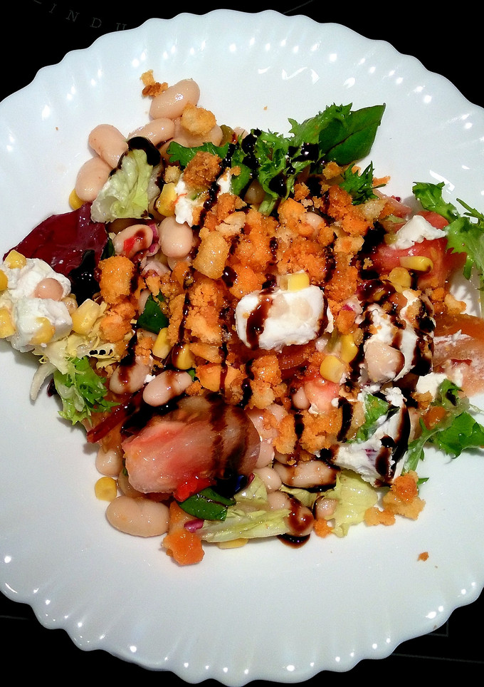 Una foto de Ensalada de alubias y migas