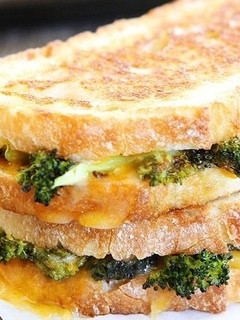Una foto de Emparedado tostado de brócoli asado con queso Cheddar