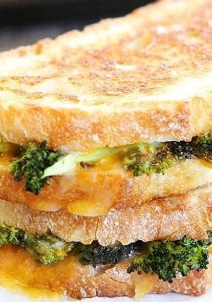 Una foto de Emparedado tostado de brócoli asado con queso Cheddar