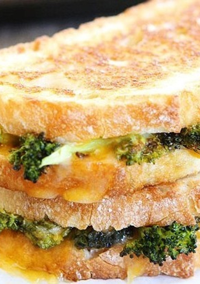 Una foto de Emparedado tostado de brócoli asado con queso Cheddar