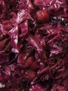 Una foto de Col lombarda con beicon y manzana al vino tinto