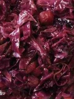 Una foto de Col lombarda con beicon y manzana al vino tinto