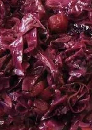 Una foto de Col lombarda con beicon y manzana al vino tinto