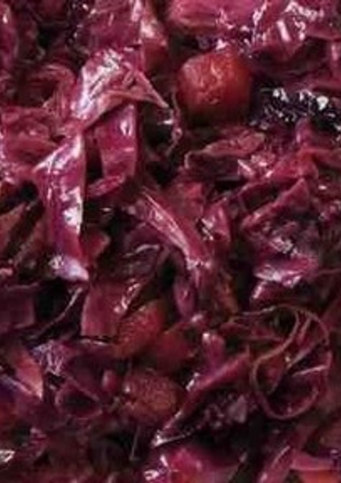 Una foto de Col lombarda con beicon y manzana al vino tinto