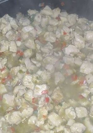 Una foto de Pasta con salsa de pollo y crema