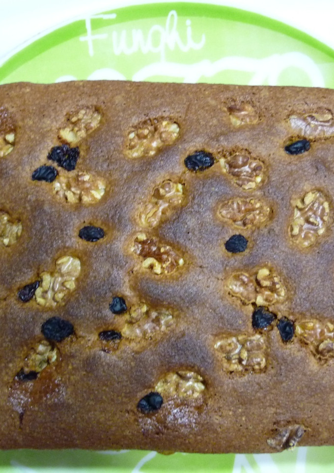Una foto de Bizcocho de yogur con nueces y pasas