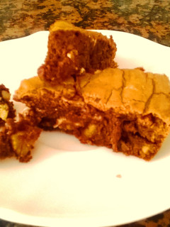 Una foto de Brownies de chocolate con trocitos de chocolate blanco y nueces