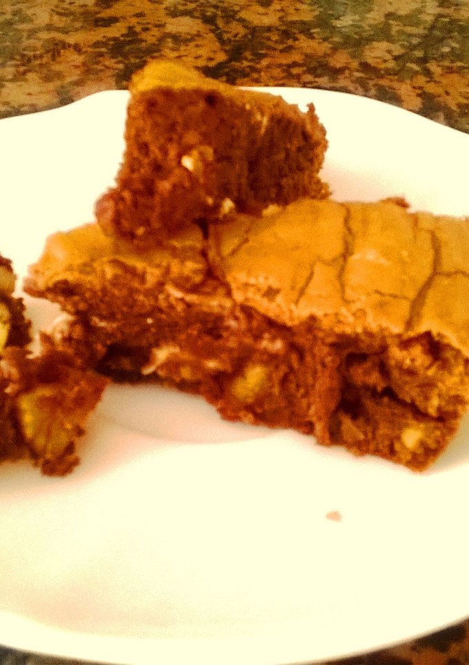 Una foto de Brownies de chocolate con trocitos de chocolate blanco y nueces