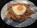 Macarrones con cebolla caramelizada y huevo