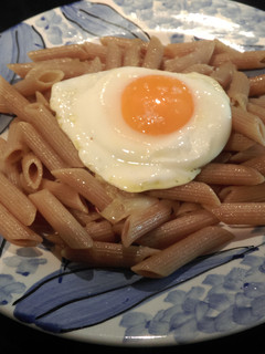 Una foto de Macarrones con cebolla caramelizada y huevo