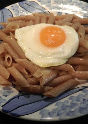 Una foto de Macarrones con cebolla caramelizada y huevo