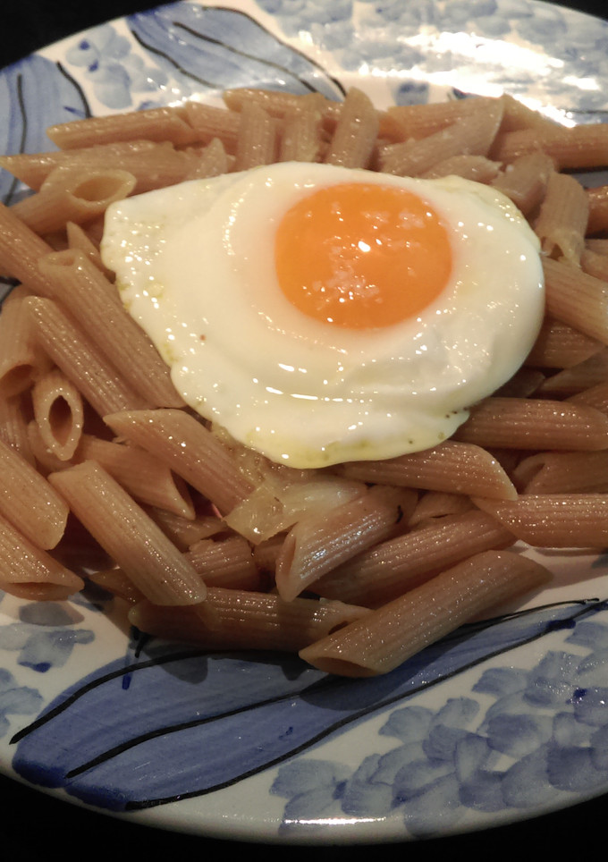 Una foto de Macarrones con cebolla caramelizada y huevo