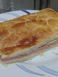 Una foto de Empanada de jamón y queso