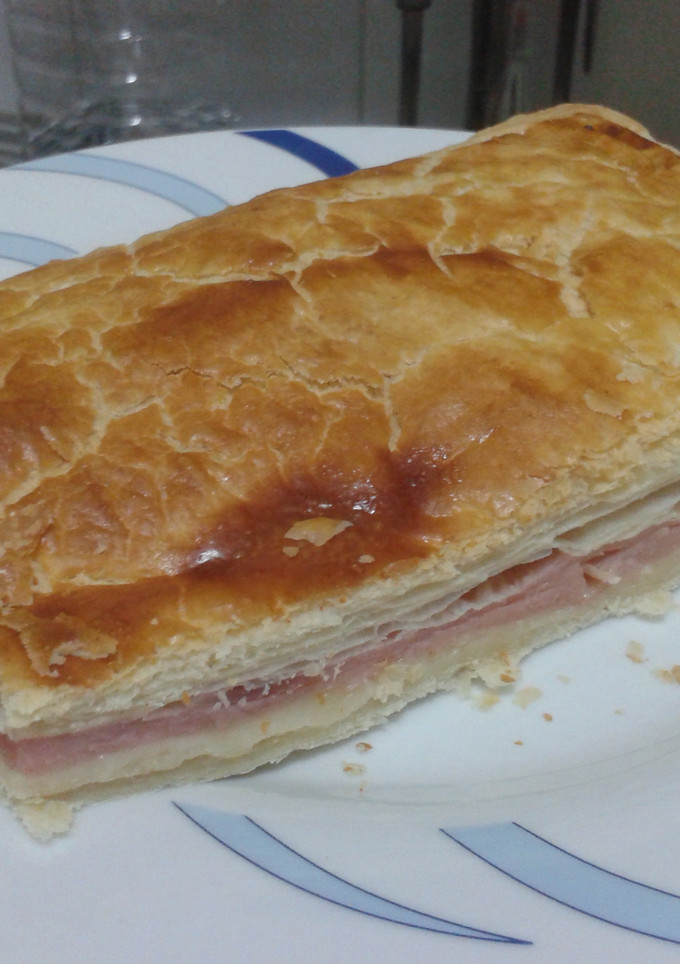 Una foto de Empanada de jamón y queso