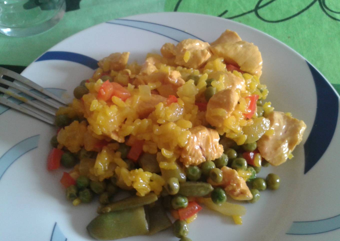 Paella de pollo, verduras y atún