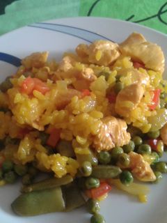 Una foto de Paella de pollo, verduras y atún