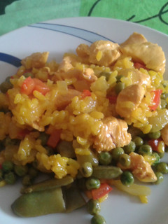 Una foto de Paella de pollo, verduras y atún