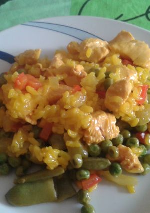 Una foto de Paella de pollo, verduras y atún