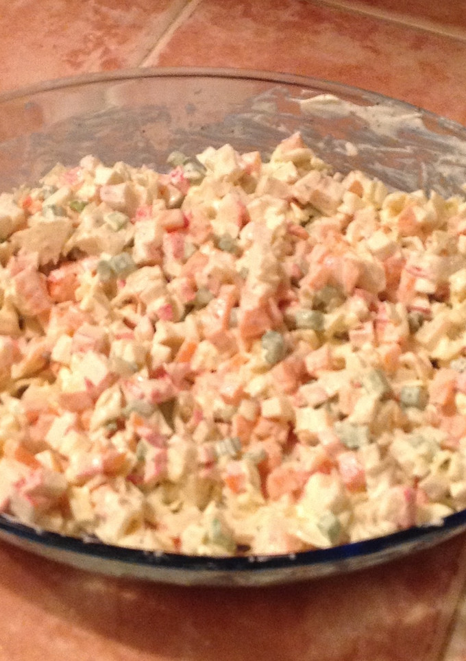 Una foto de Ensalada de surimi con crema ácida