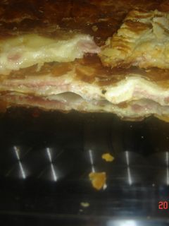 Una foto de Empanada de hojaldre de jamon y queso