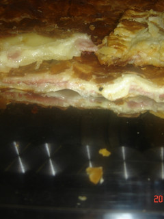 Una foto de Empanada de hojaldre de jamon y queso
