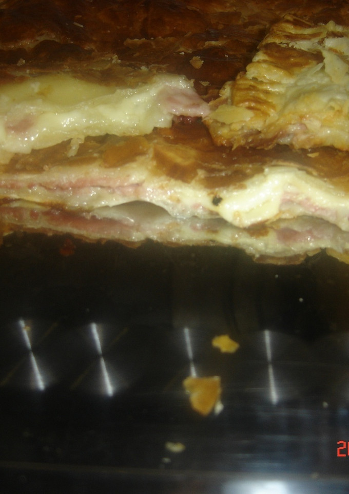 Una foto de Empanada de hojaldre de jamon y queso