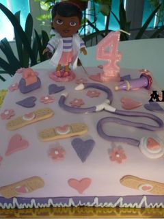 Una foto de Torta cumpleaños doctora juguete nena de 4 años