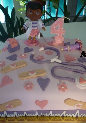 Una foto de Torta cumpleaños doctora juguete nena de 4 años